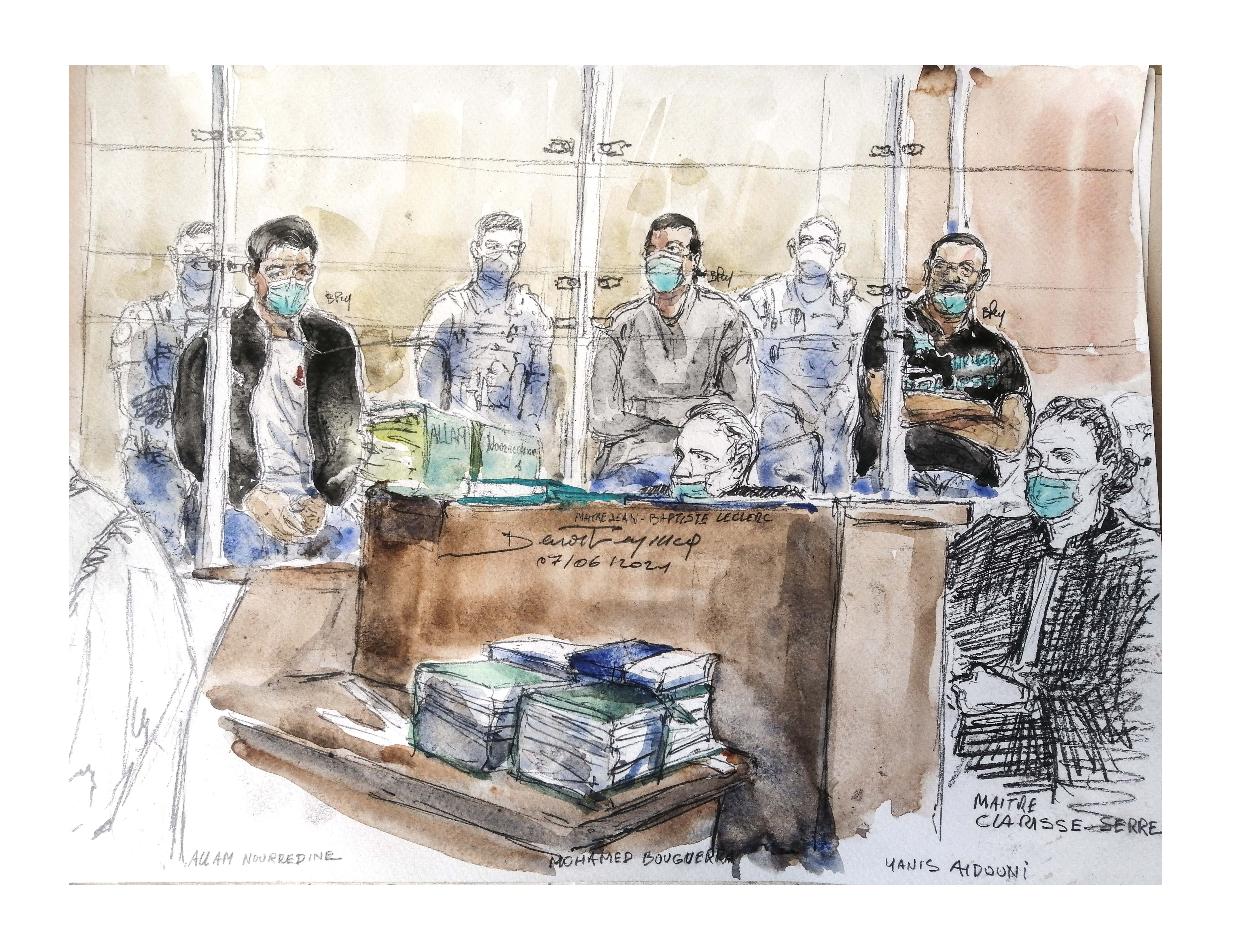 Un croquis d'audience réalisé le 7 juin 2021 montre Nourredine Allam (à gauche) l'un des quatre accusés, et son avocate Clarisse Serre (à droite) lors de la première audience du procès pour le meurtre du policier Xavier Jugelé sur les Champs-Elysées (Photo, AFP)