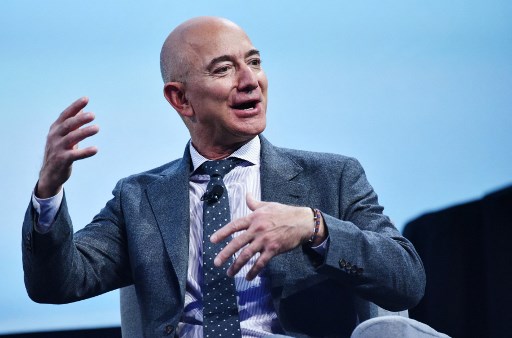 Le fondateur de Blue Origin, Jeff Bezos, prend la parole après avoir reçu le prix d'excellence dans l'industrie de la Fédération internationale d'astronautique (IAF) 2019 lors du 70e Congrès international d'astronautique au Walter E. Washington Convention Center, le 22 octobre 2019 (Photo, AFP)