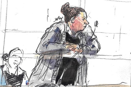 Un croquis d'audience réalisé le 11 avril 2019, montre la djihadiste Inès Madani, comparaissant devant le tribunal correctionnel de Paris lors de son procès avec deux autres prévenus pour « association de malfaiteurs en vue de préparer des actes de terrorisme » (Photo, AFP)