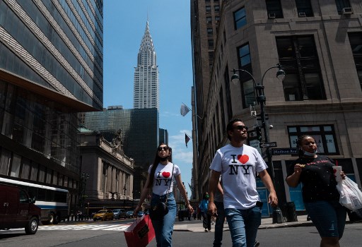 Des gens passent devant le Chrysler Building, le 7 juin 2021 à New York (Photo, AFP)