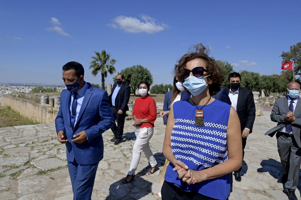 La Directrice générale de l'UNESCO Audrey Azoulay (C) visite le site archéologique de Carthage dans la capitale Tunis le 8 juin 2021.(AFP)