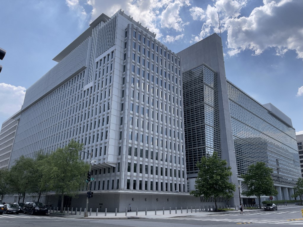 Banque mondiale: croissance mondiale révisée en hausse, les pays pauvres à la traîne