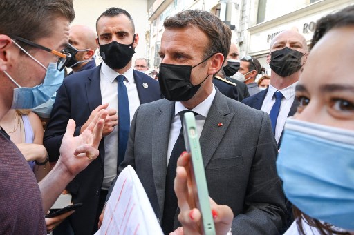 Macron giflé lors d'un déplacement, choc et condamnations unanimes