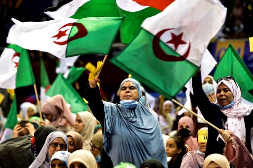 Des partisans du parti politique algérien Mouvement de la société pour la paix (MSP) assistent à un rassemblement électoral dans la capitale Alger, le 8 juin 2021 (Photo, AFP)