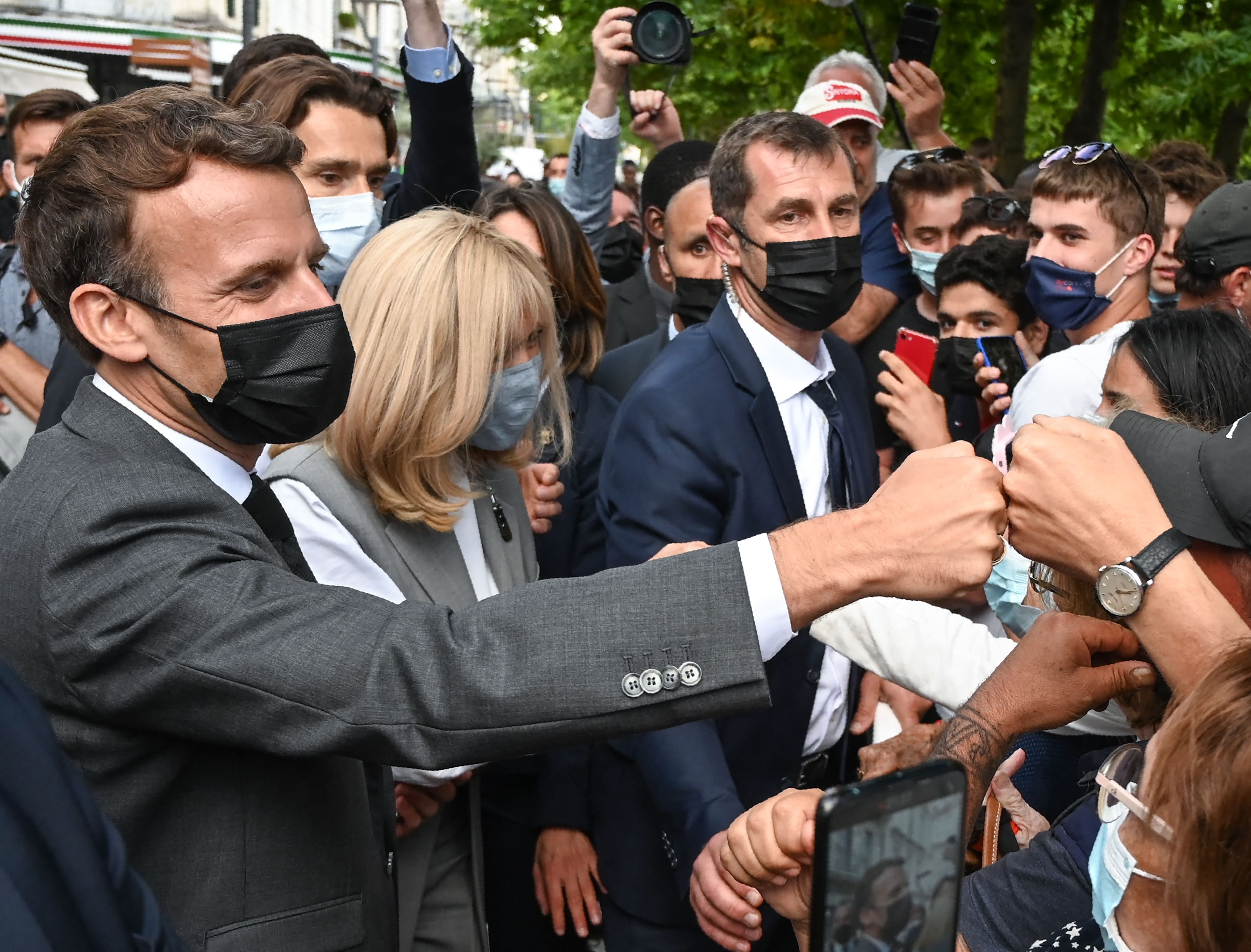 Le président français Emmanuel Macron et son épouse Brigitte Macron lors d'une visite à Valence, le 8 juin 2021 (Photo, AFP)