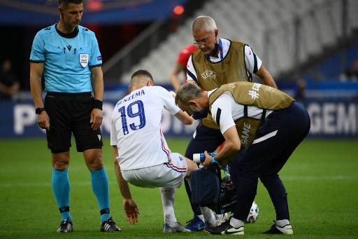 Des membres du personnel médical aident l'attaquant français Karim Benzema après une blessure lors du match de football amical France-Bulgarie avant le tournoi Euro 2020, au Stade De France à Saint-Denis, dans la banlieue de Paris, le 8 juin 2021 (Photo, AFP)