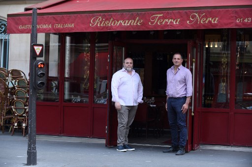 Les propriétaires du «restaurant Terra Nera» Johann Baranes (à droite) et Valerio Abate (à gauche) à Paris, le 8 juin 2021 (Photo, AFP)