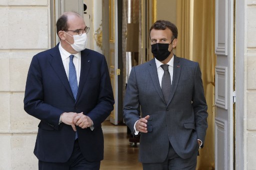 Le président français Emmanuel Macron s'entretient avec le Premier ministre français Jean Castex, au palais présidentiel de l'Élysée à Paris, le 9 juin 2021 (Photo, AFP)