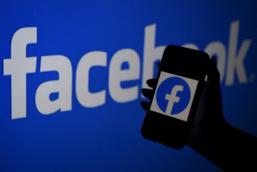 Facebook va rouvrir ses bureaux mais aussi prolonger le télétravail