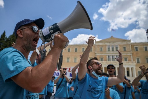Les gens participent à une manifestation dans le cadre d'une grève générale de 24 heures appelée par les syndicats et les partis d'opposition grecs à Athènes, le 10 juin 2021 (Photo, AFP)