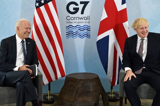 Le Premier ministre britannique Boris Johnson (à droite) et le président américain Joe Biden réagissent lors d'une réunion bilatérale à Carbis Bay, Cornwall, le 10 juin 2021 (Photo, AFP)