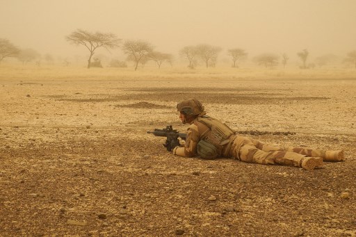 Dans cette photo d'archive prise le 26 mars 2019, un soldat français sécurise un périmètre lors d'une interruption du voyage du convoi militaire entre Gossi et Hombori avant le début de l'opération de la force française Barkhane dans la région du Gourma au Mali. (Daphné Benoit/AFP)