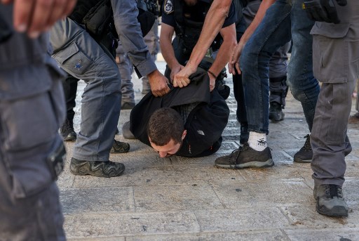 Un Palestinien est arrêté lors d'une manifestation contre Itamar Ben Gvir à Jérusalem-Est, le 10 juin 2021 (Photo, AFP)
