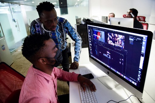 La rédaction de News Central recherche des informations sur Internet à Lagos, le 10 juin 2021. Les médias et les militants nigérians craignent que leur pays ne sombre dans la répression après que le gouvernement a suspendu Twitter dans le pays le plus peuplé d'Afrique. (Pius Utomi Ekpei / AFP)