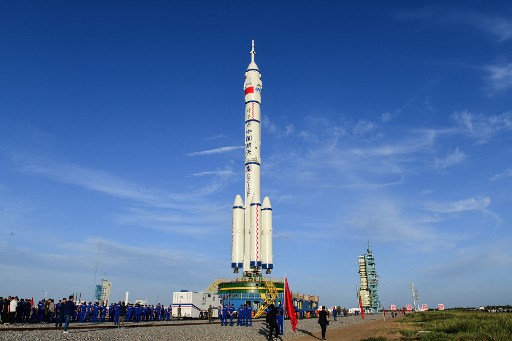 Photo prise le 9 juin 2021 montrant une fusée porteuse Longue Marche-2F, transportant le vaisseau spatial Shenzhou-12 pour la première mission habitée de la Chine prévue pour le 17 juin vers sa nouvelle station spatiale, au centre de lancement de satellites Jiuquan dans la province du Gansu, au nord-ouest du pays. (STR / China News Service (CNS) / AFP)