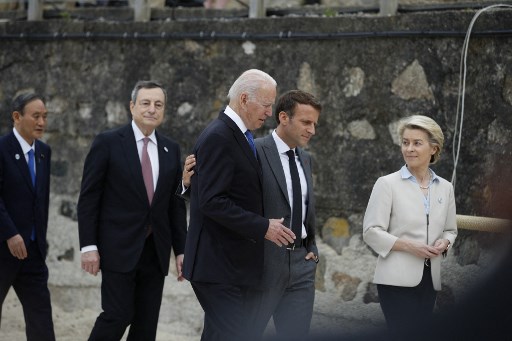 Le président américain Joe Biden (g) et le président français Emmanuel Macron (d), flanqués du Premier ministre italien Mario Draghi (2g) et de la présidente de la Commission européenne Ursula von der Leyen (2d) au sommet du G7 à Carbis Bay, Cornouailles, sud-ouest de l'Angleterre, le 11 juin 2021. (Phil Noble / Pool / AFP)