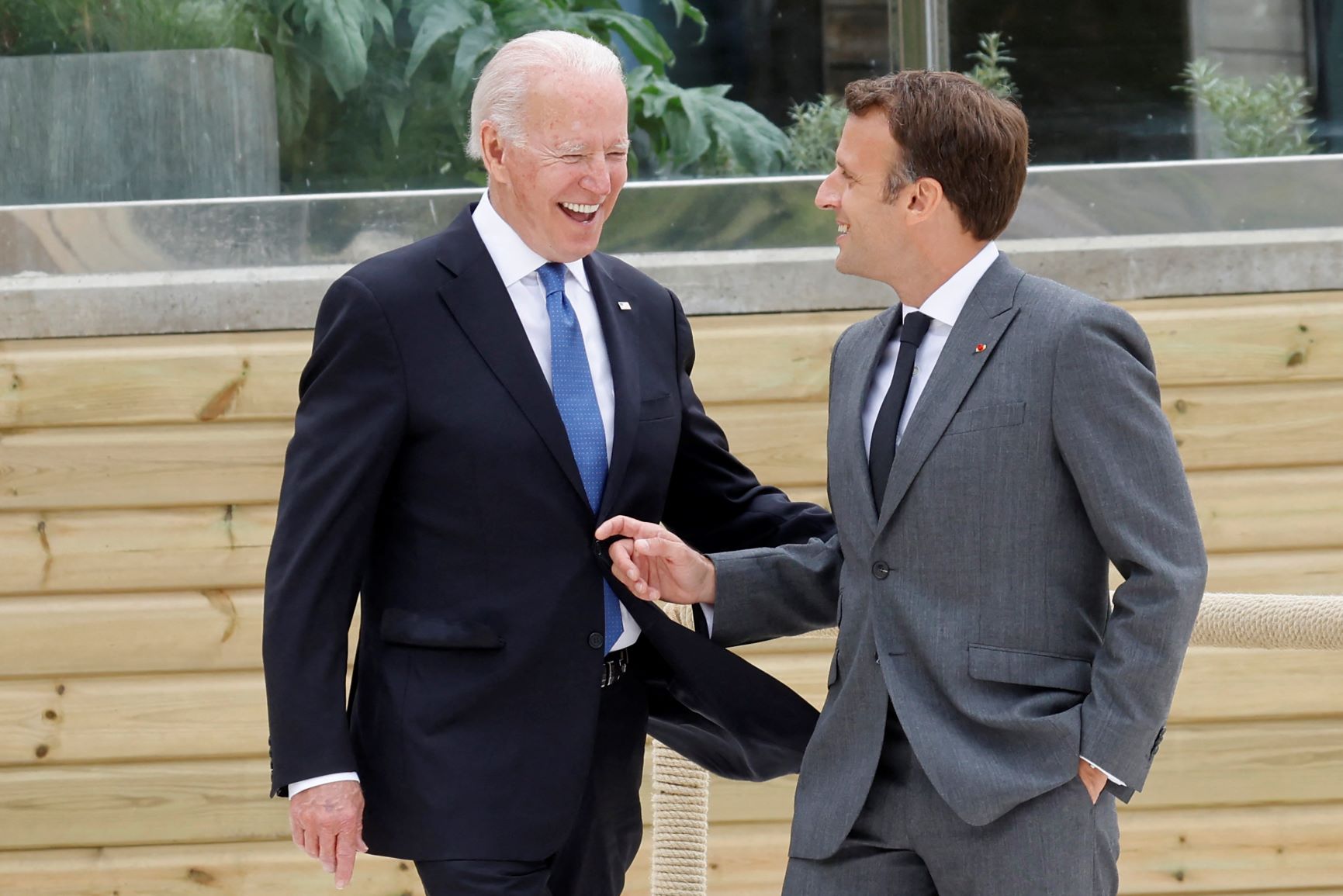 Le casse-tête de Macron face à l'activisme de Biden