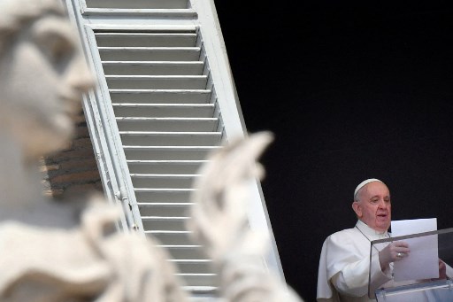 Le pape François s'adresse à la foule depuis la fenêtre du palais apostolique donnant sur la place Saint-Pierre lors de sa prière de l'Angélus du dimanche au Vatican, le 13 juin 2021 (Photo, AFP)
