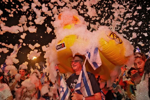 A Tel-Aviv, de la mousse et des drapeaux pour fêter le départ de Netanyahou