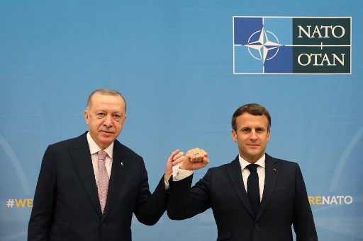 Dans cette photo publiée par le bureau de presse du président turc, le président Recep Tayyip Erdogan rencontre Emmanuel Macron lors d'une réunion bilatérale, en marge du sommet de l'OTAN, à Bruxelles, le 14 juin 2021. (Service de presse présidentiel Turc/AFP)