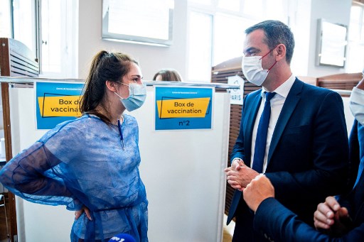 Le ministre français de la Santé Olivier Veran s'entretient avec une infirmière alors qu'il visite un centre de vaccination Covid-19 à Paris, le 15 juin 2021 (Photo, AFP)