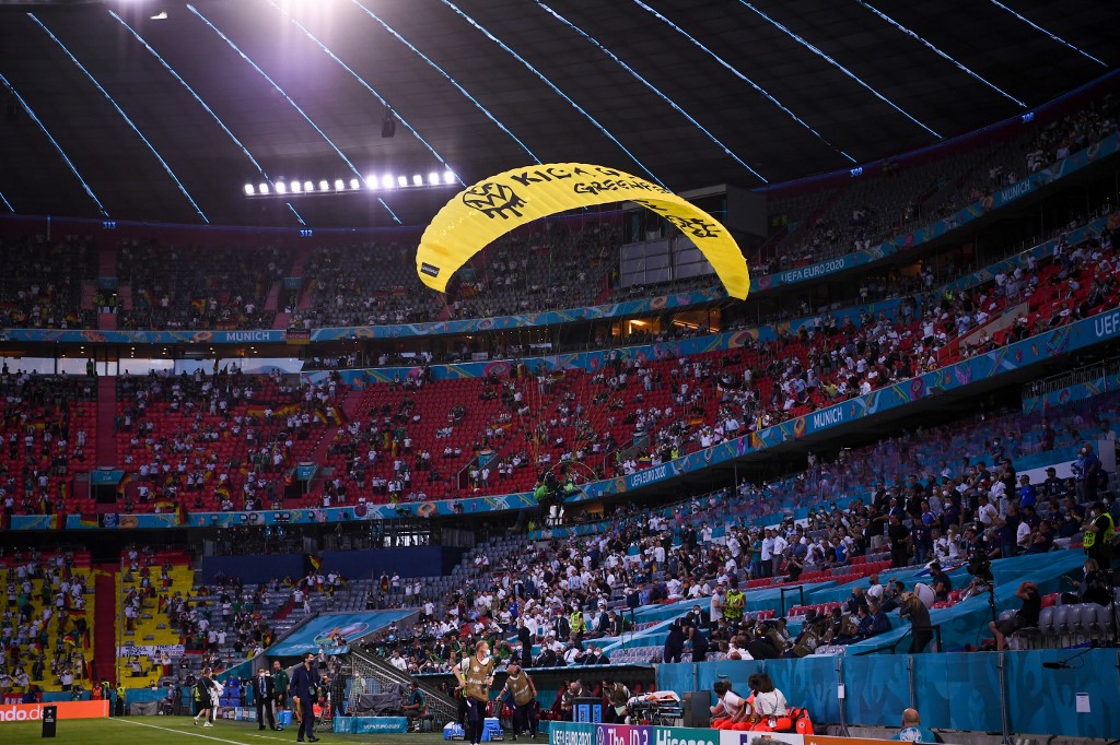 Euro: un militant de Greenpeace perturbe France-Allemagne avec un ULM, deux blessés