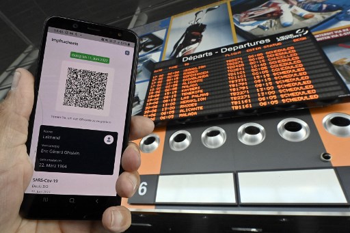 Une photo prise le 16 juin 2021 à l'aéroport de Liège montre l'écran d'un téléphone portable portant un QR code dans le cadre du «certificat sanitaire européen» (Photo, AFP)