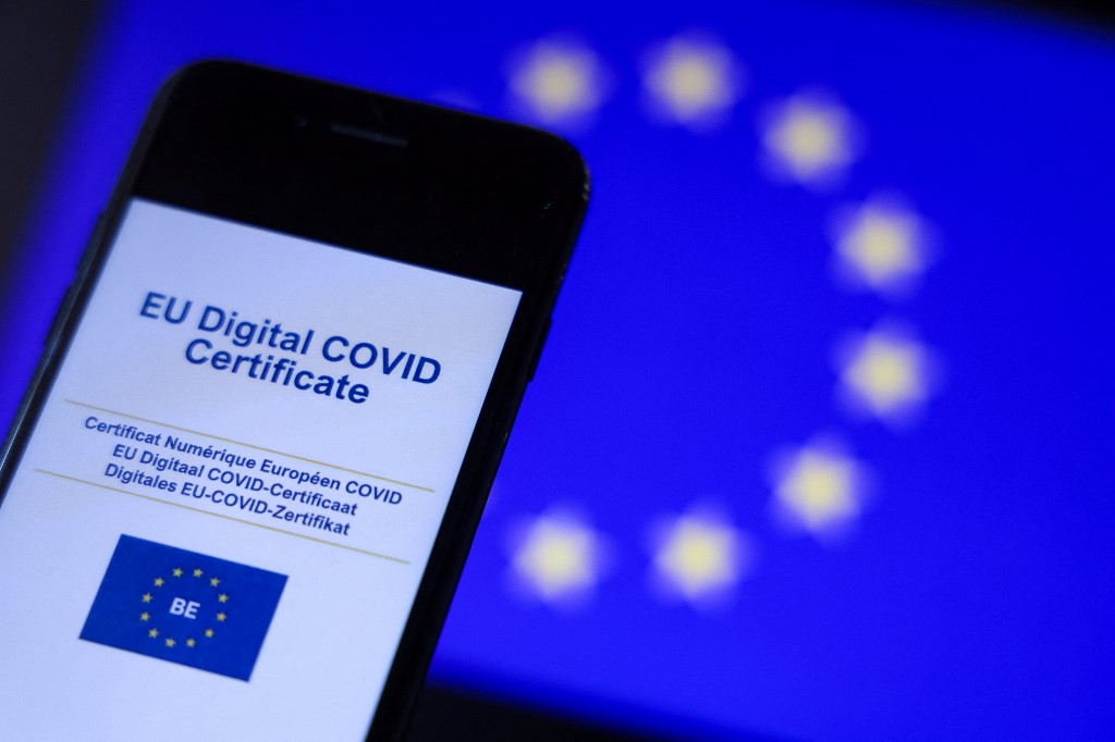 Covid: Paris fait tomber le masque, Moscou contraint à la vaccination