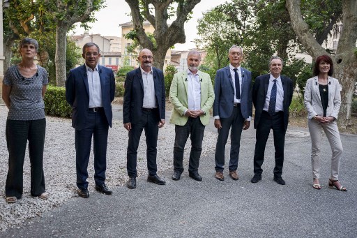 Candidats aux élections régionales pour la présidence de la région Provence-Alpes-Côte d'Azur (PACA) Isabelle Bonnet (Lutte ouvrière), Thierry Mariani (RN), Jean-Laurent Felizia (Rassemblement écologiste et social), Jean-Marc Governatori (l 'Ecologie au centre), Noel Chuisano (Debout la France), Renaud Muselier (Notre région d'abord) et Valérie Laupies (ZOU) avant le début d'un débat télévisé à l'école Sciences politique d'Aix en Provence, dans le sud de la France, le 16 juin 2021 (Photo, AFP)