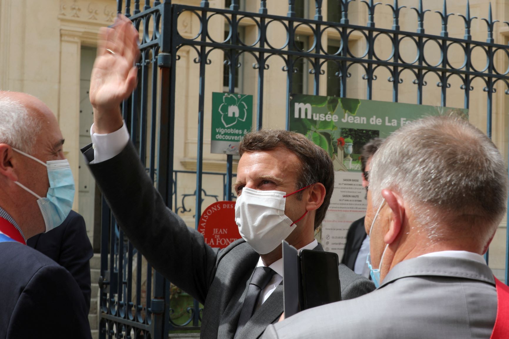 Emmanuel Macron défend Jean de La Fontaine, accusé de sexisme