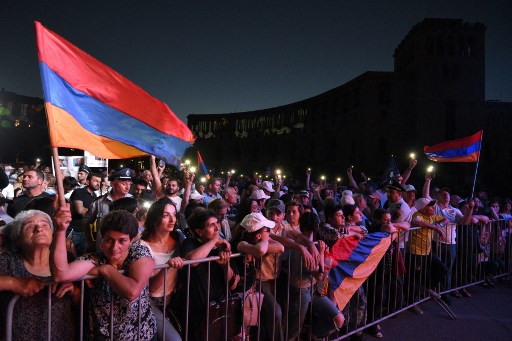 Des partisans assistent à un rassemblement électoral du Premier ministre arménien Pashinyan dans le centre d'Erevan, le 17 juin 2021, trois jours avant les élections législatives anticipées, appelées à mettre fin à une crise politique déclenchée par la défaite militaire humiliante de son pays face à l'Azerbaïdjan l'année dernière. (Karen Minasyan/AFP)