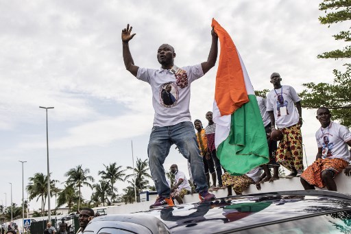 Tout au long du parcours, des milliers de jeunes pro-Gbagbo enthousiastes couraient, sautaient en criant «Gbagbo est là», «Gbagbo revient» (Photo, AFP)