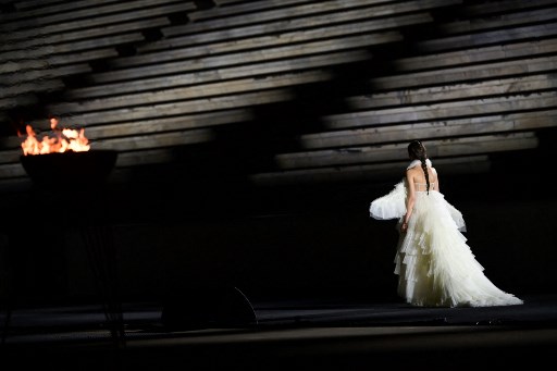 Un mannequin présente une création pour Dior lors du défilé Dior Croisière 2022, au stade panathénaïque, à Athènes, le 17 juin 2021. (Aris Messinis / AFP)
