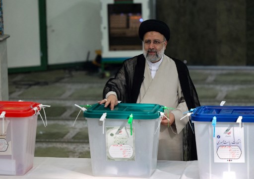 Le religieux ultraconservateur iranien et candidat à la présidentielle Ebrahim Raisi vote lors de l'élection présidentielle, dans la capitale Téhéran, le 18 juin 2021. (Atta Kenare/AFP)