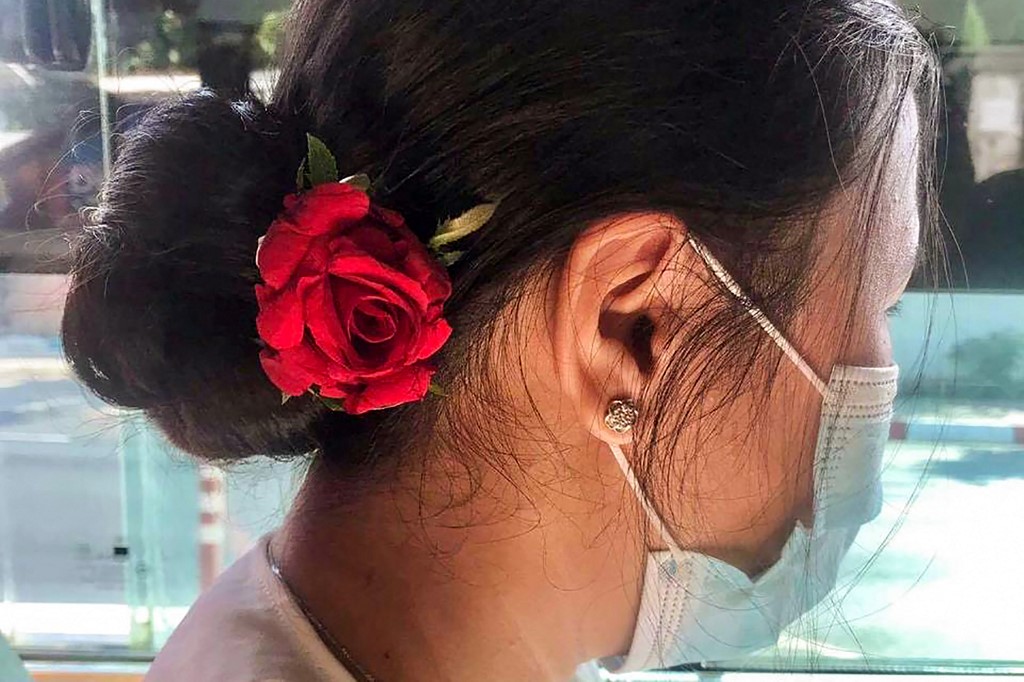 En Birmanie, des fleurs dans les cheveux en hommage à Aung San Suu Kyi
