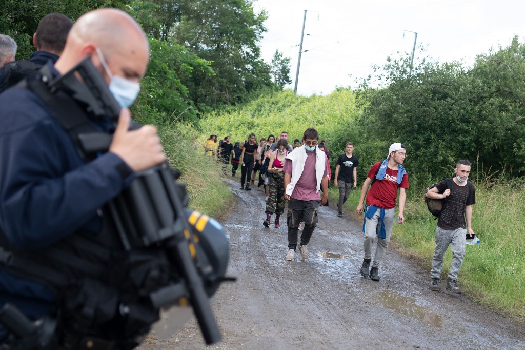 Rave party illégale à Redon: évacuation du site par les forces de l'ordre
