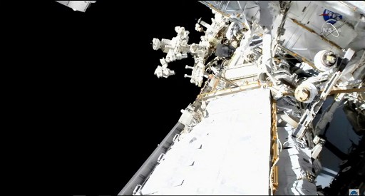 L'astronaute français Thomas Pesquet a entamé une nouvelle sortie dans l'espace, afin de terminer l'installation avec son co-équipier américain Shane Kimbrough de nouveaux panneaux solaires, destinés à augmenter les capacités de production d'énergie de la Station spatiale internationale (ISS), le 20 juin 2021 (Photo, AFP)