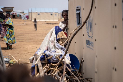 Un enfant se tient près de son abri à Goudebou, un camp qui accueille plus de 11 000 réfugiés maliens dans le nord du Burkina Faso, à l'occasion de la Journée internationale des réfugiés le 20 juin 2021 (Photo, AFP)