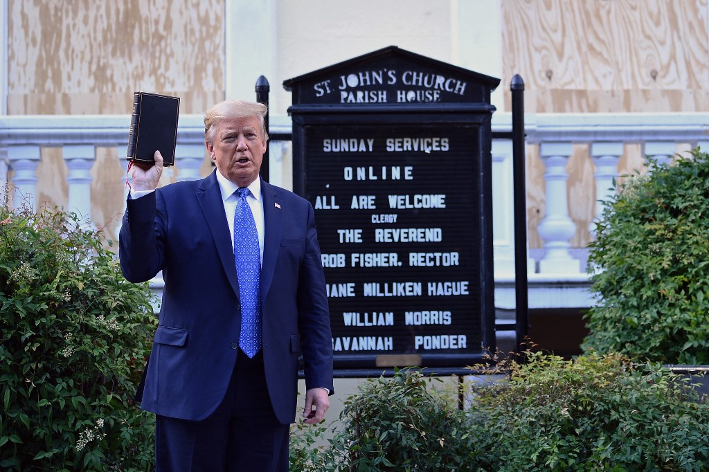 Trump le tribun retrouve ses partisans, sur un air revanchard