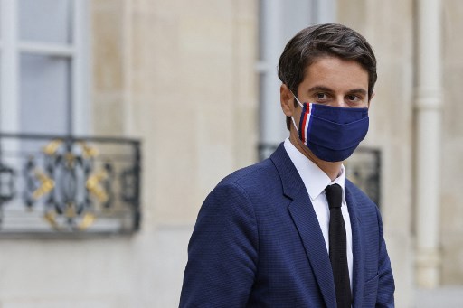 Le porte-parole du secrétaire d'État et du gouvernement français Gabriel Attal marche après avoir participé à la réunion hebdomadaire du cabinet à l'Elysée à Paris le 23 juin 2021 (Photo, AFP)