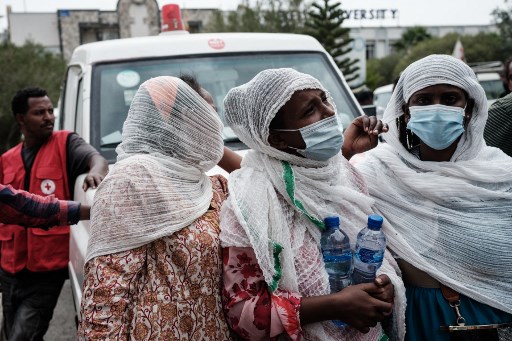 Des proches des habitants de Togoga, un village situé à environ 20 km à l'ouest de Mekele, la capitale de la région du Tigré, en Éthiopie, le 23 juin 2021 (Photo, AFP)