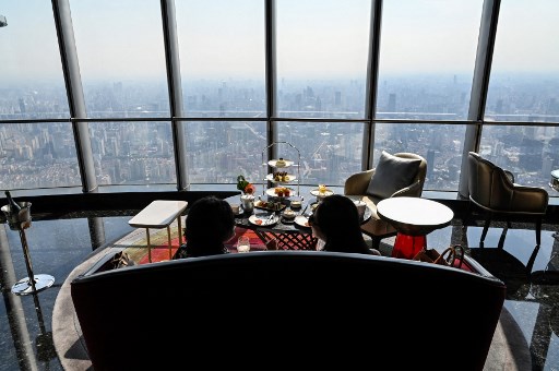 le J Hotel, l'hôtel de luxe le plus haut du monde, doté d'un restaurant au 120e étage, situé dans la tour de Shanghai, le 23 juin 2021 (Photo, AFP)