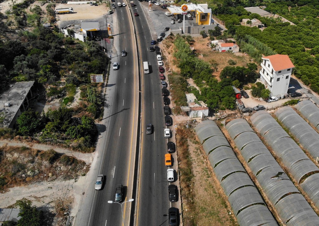 Au Liban en proie aux pénuries, les prix des carburants augmentent de 30%
