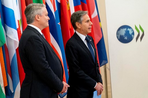 Le secrétaire d'État américain Antony Blinken et le secrétaire général de l'Organisation de coopération et de développement économiques (OCDE) Mathias Cormann lors de son arrivée au siège de l'OCDE à Paris, le 25 juin 2021 (Photo, AFP)