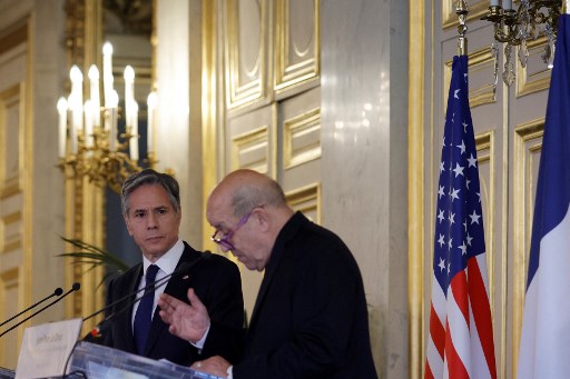 Le secrétaire d'État américain Antony Blinken (g) et le ministre français des Affaires étrangères Jean-Yves Le Drian lors de leur conférence de presse conjointe au ministère français des Affaires étrangères à Paris, le 25 juin 2021. Blinken effectue en voyage d'une semaine en Europe qui le conduit en Allemagne, en France et en Italie. (Andrew Harnik / Pool / AFP)