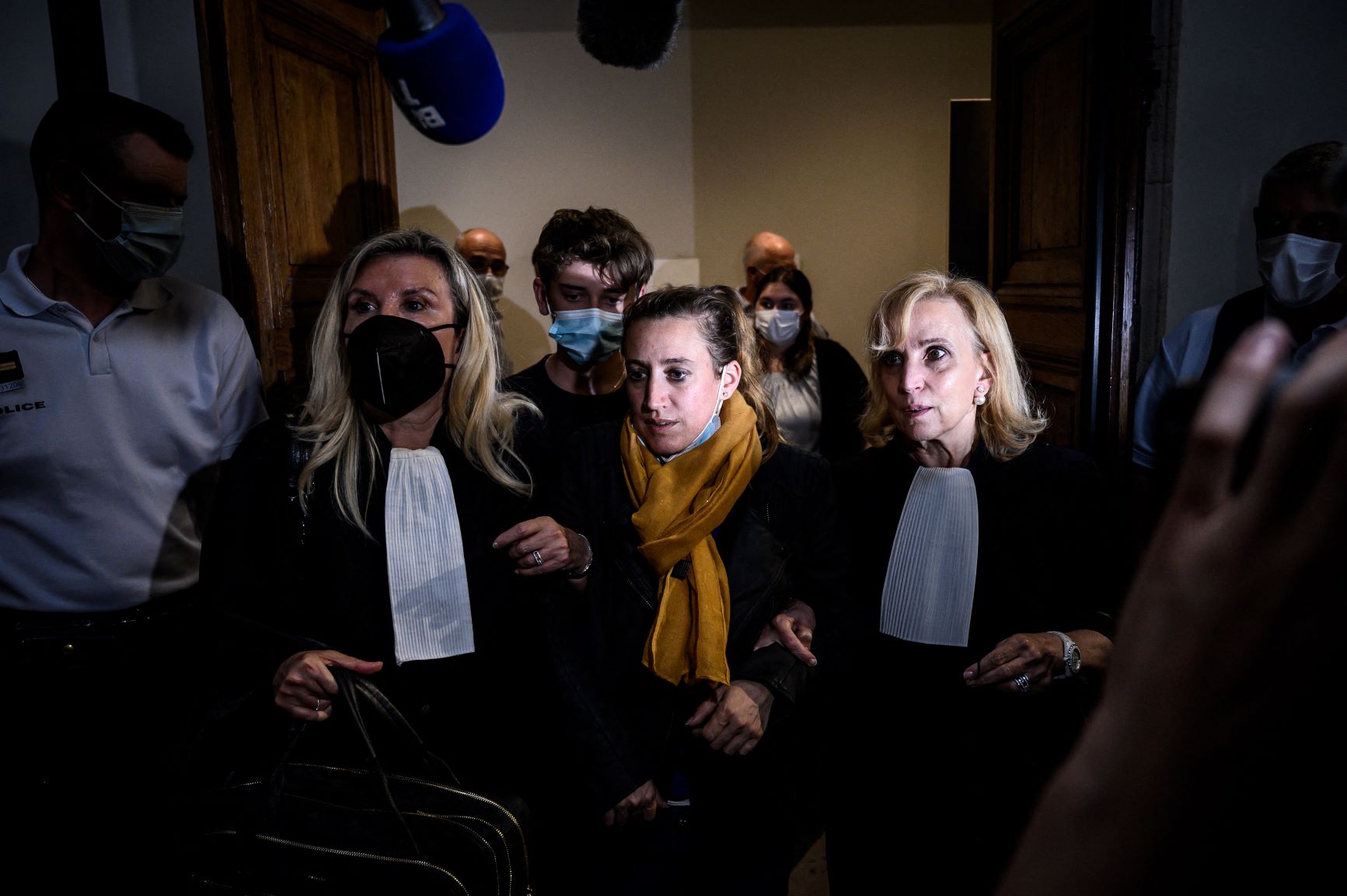 Une Française qui a tué son mari violent condamnée d'une peine symbolique et ressort libre du tribunal