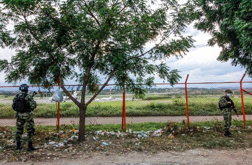 Des soldats montent la garde devant l'aéroport international Camilo Daza après que l'hélicoptère présidentiel a été touché par des tirs à Cucuta, en Colombie, le 25 juin 2021 (Photo, AFP)