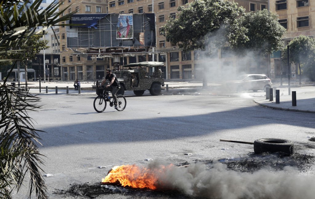 Liban: blocages de routes à la veille d'une hausse des prix des carburants