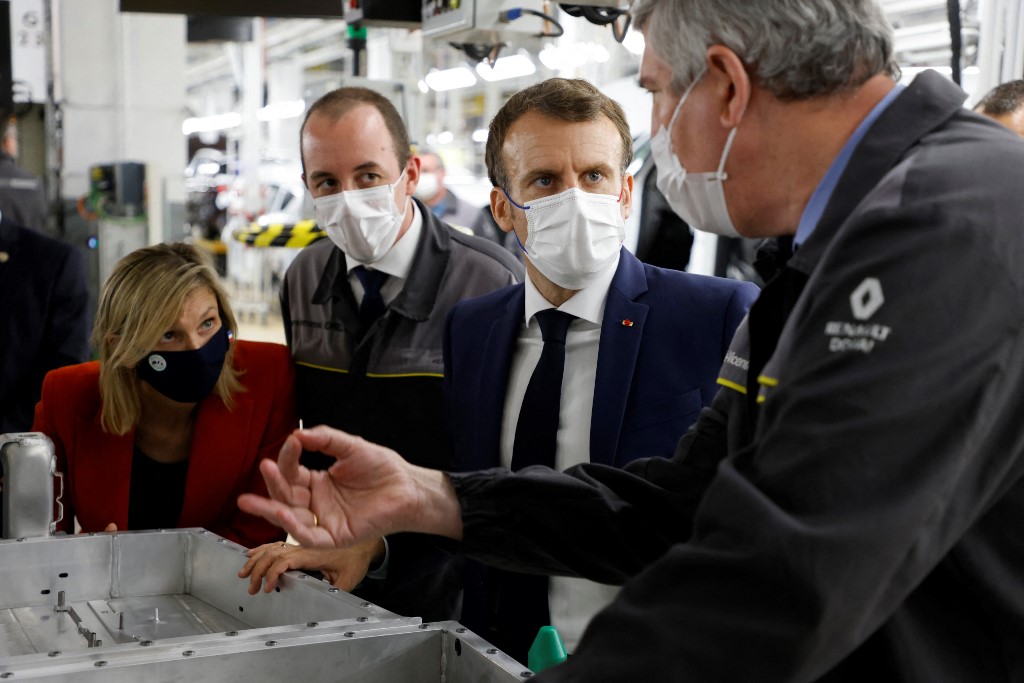 Après le crash des régionales, Macron joue la relance avant la présidentielle