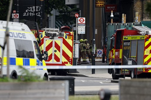 Intervention d'une centaine de pompiers pour lutter contre un incendie à proximité d'une station de train et de métro de Londres, le 28 juin 2021 (Photo, AFP)